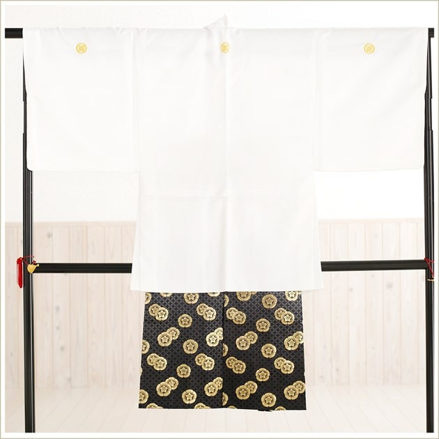 紋付袴や羽織袴の着付けは簡単チャックを上げるだけ、成人式や卒業式