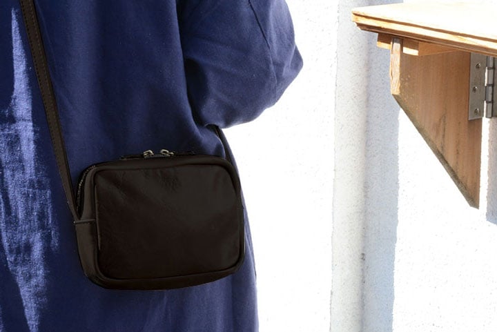 Rinoriミニバッグを身につけている写真