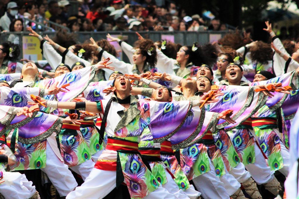 躍動するYOSAKOIソーラン祭りの踊り子たち