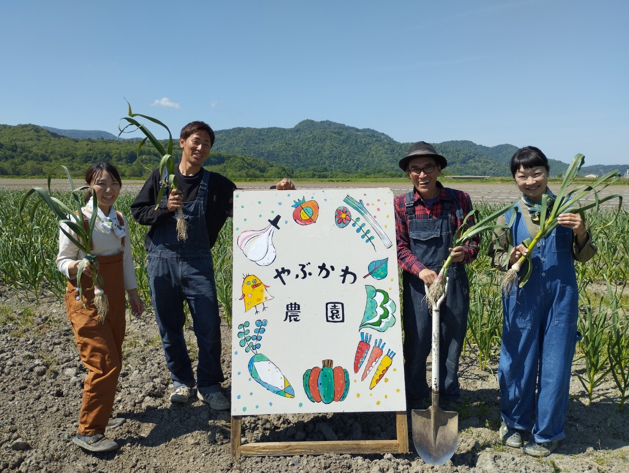 やぶかわ農園の大川さん、にんにくピクルスと持っての一枚