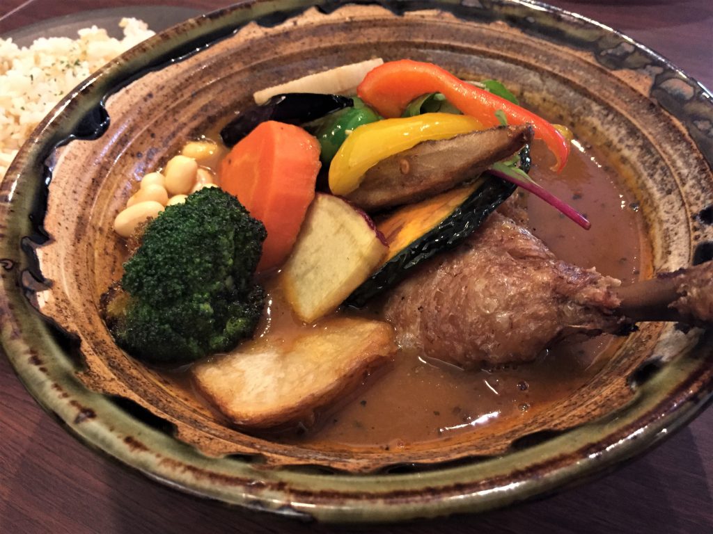 路地裏スープカレ・サムライのチキンと野菜のスープカレー