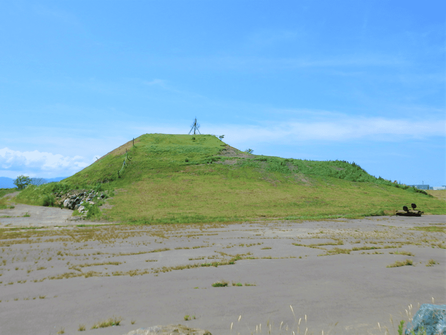 アースドリーム角山農場にある小山、登山も可能