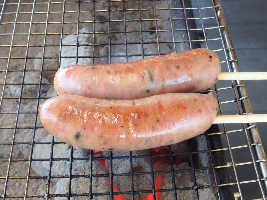 美味しくつやつやと焼けているトンデンファームのソーセージ