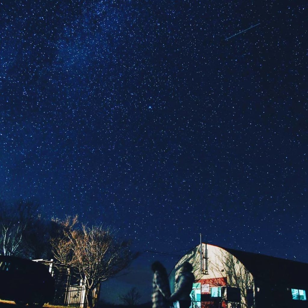 丘の上から見える降り注ぐような満点の星空