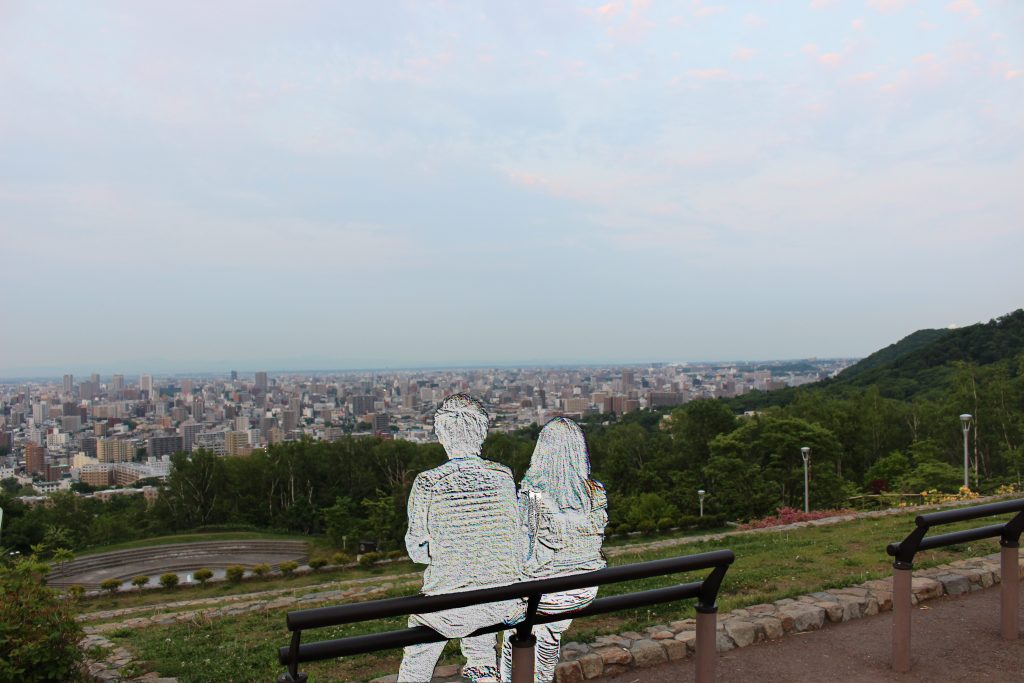 恋人たちが集う札幌の旭山記念公園