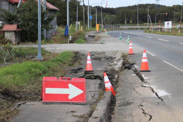 北海道胆振東部地震で沈下した歩道