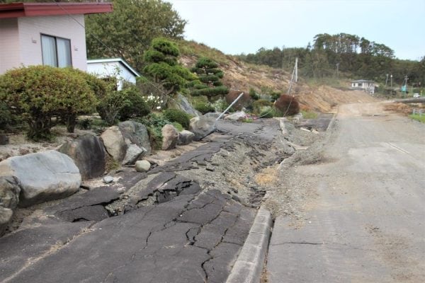 北海道胆振東部地震で民家に迫る山津波