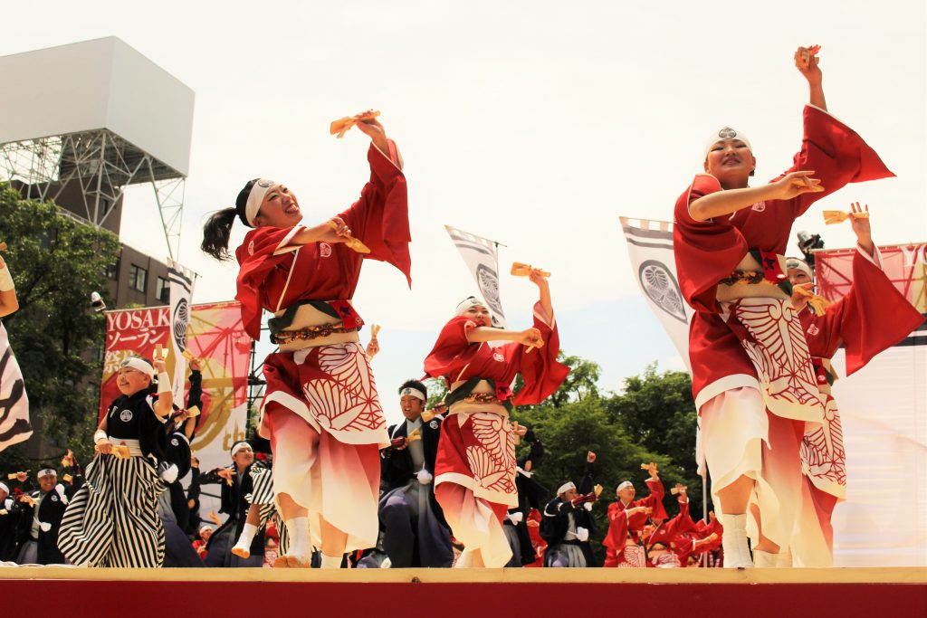 優雅に踊るYOSAKOIソーラン祭りんの踊り子たち"