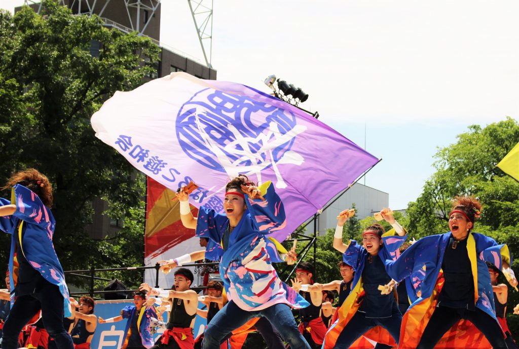 豪快に踊るYOSAKOIソーラン祭りの踊り子