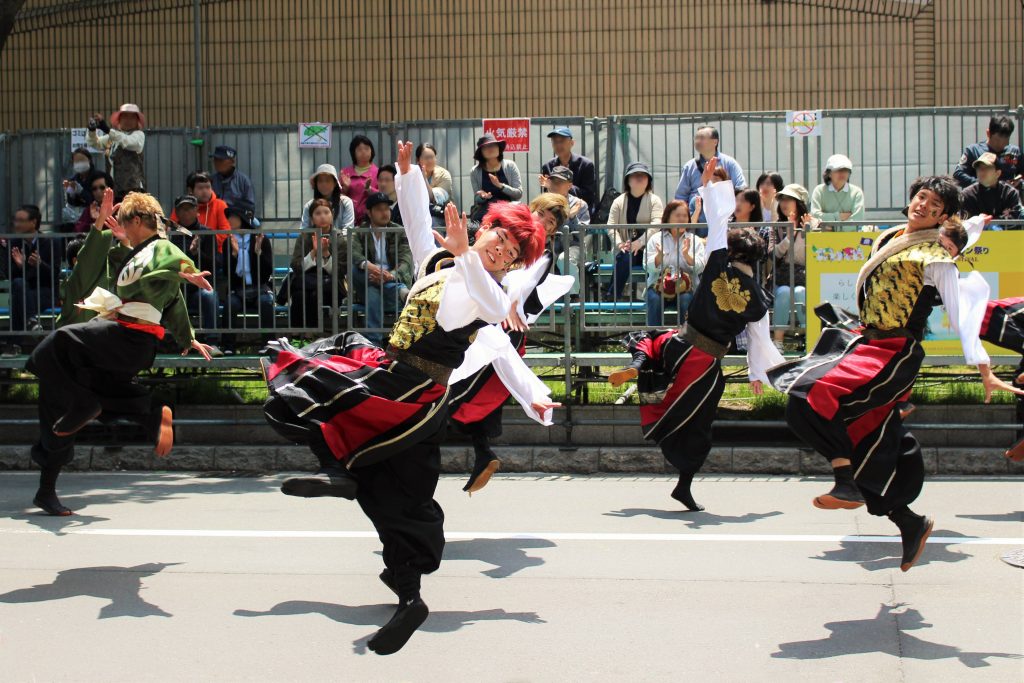 軽快に飛び回るYOSAKOIソーラン祭りの踊り子たち