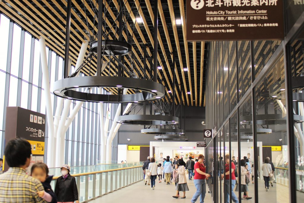 北海道新幹線「新函館北斗駅」～周辺および駅舎内部のご紹介～ | お