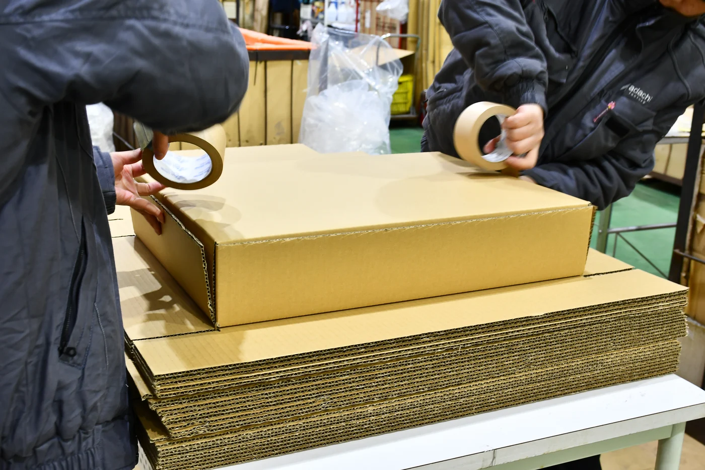 製品を取り扱う作業風景