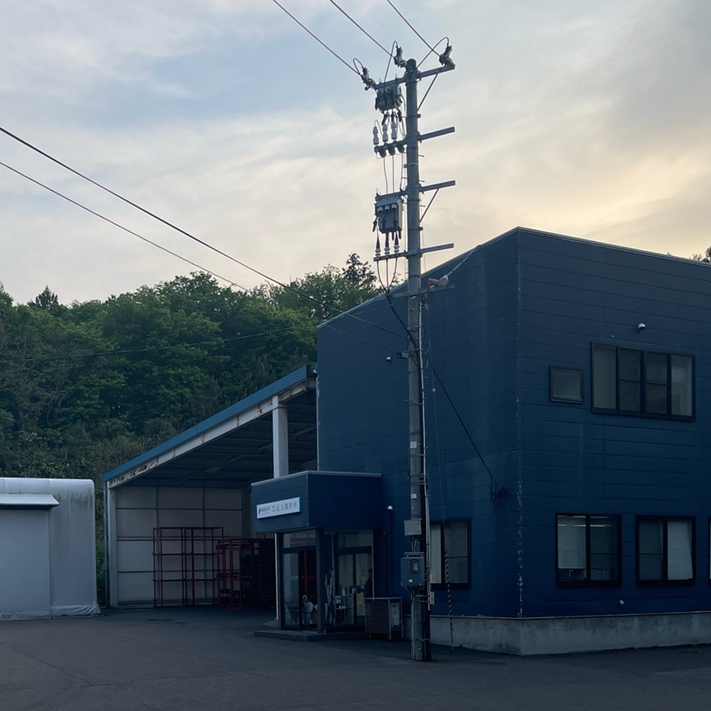 山に囲まれた倉庫の風景