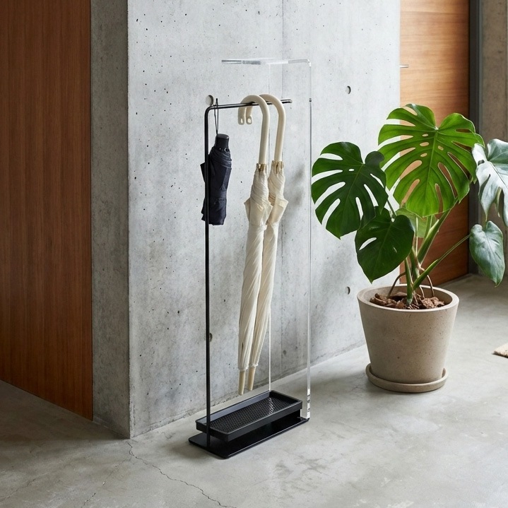 山に囲まれた倉庫の風景