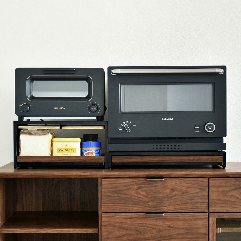 並んだ黒い家電