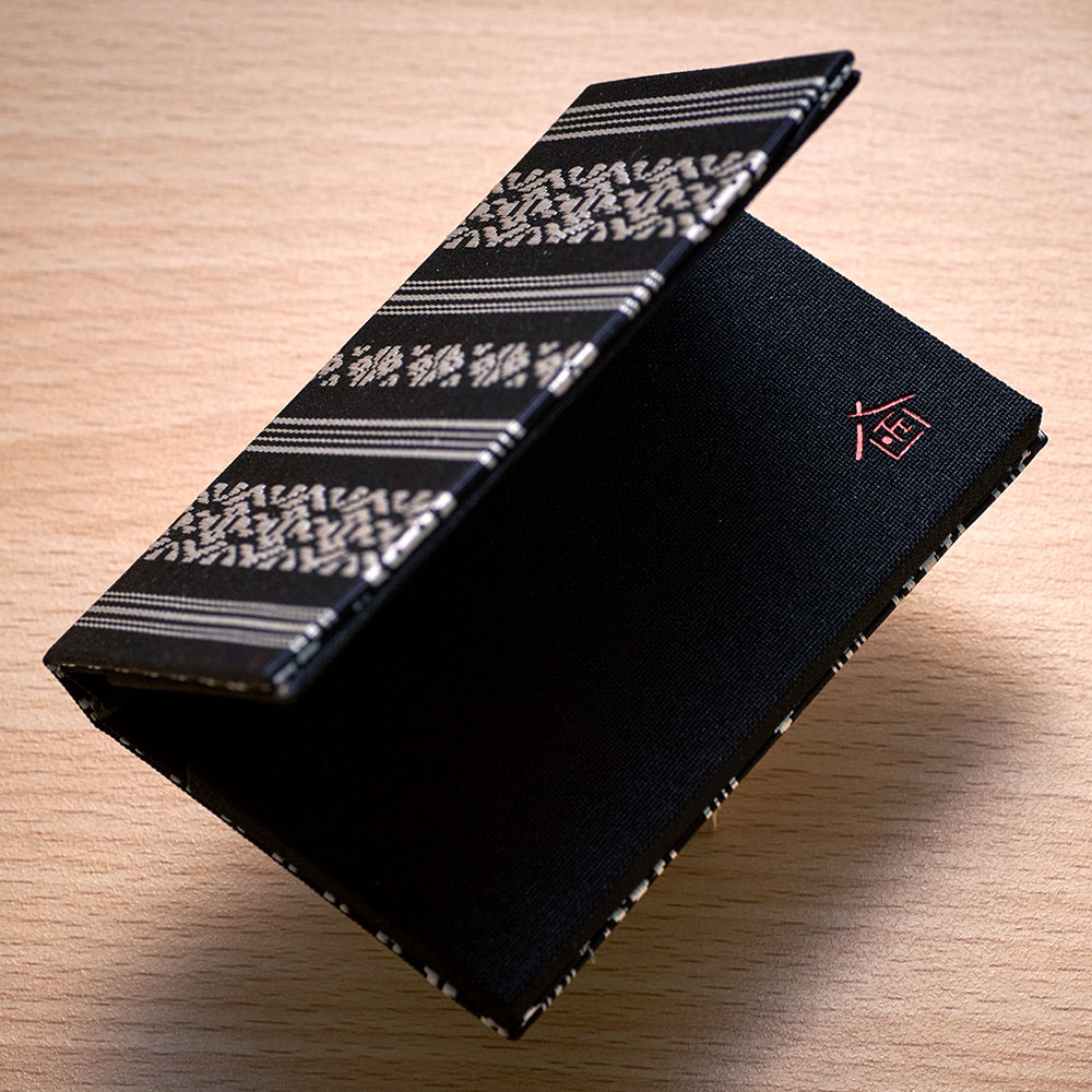 博多織 二つ折り名刺入れ 献上柄（黒白） | 工芸品 | 【公式通販】道の