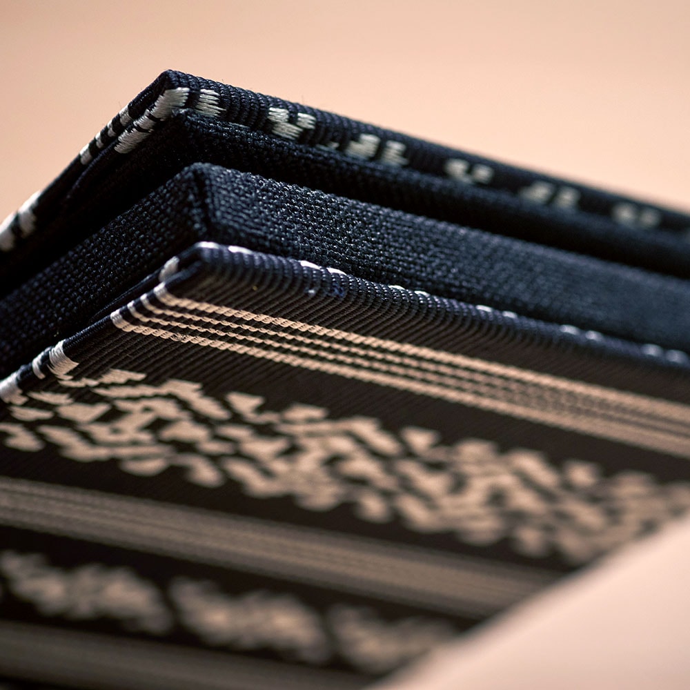 博多織 二つ折り名刺入れ 献上柄（黒白） | 工芸品 | 【公式通販】道の