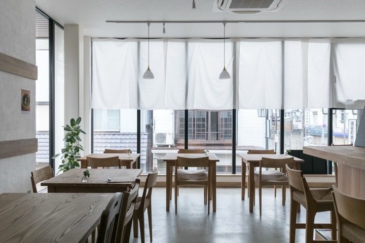 身体と心に寄り添うごはんやオリジナルブレンド茶を提供