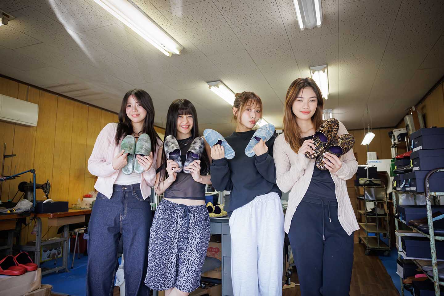 QuadlipsがSANAX工房でスリッパ作りを体験する様子