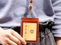 リール付き縦型IDカードケース