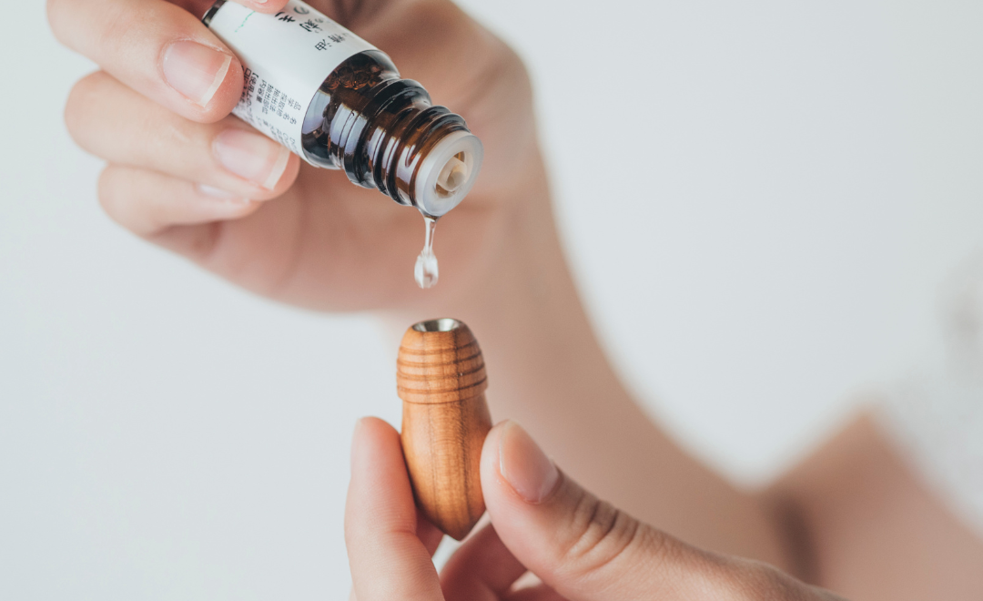 手彫りのアロマボトル