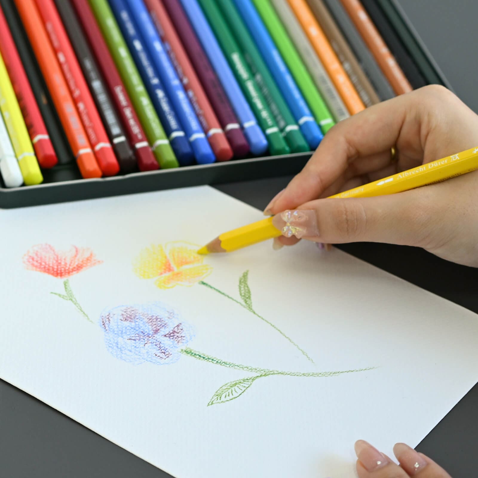 様々な色の色鉛筆で花を描く