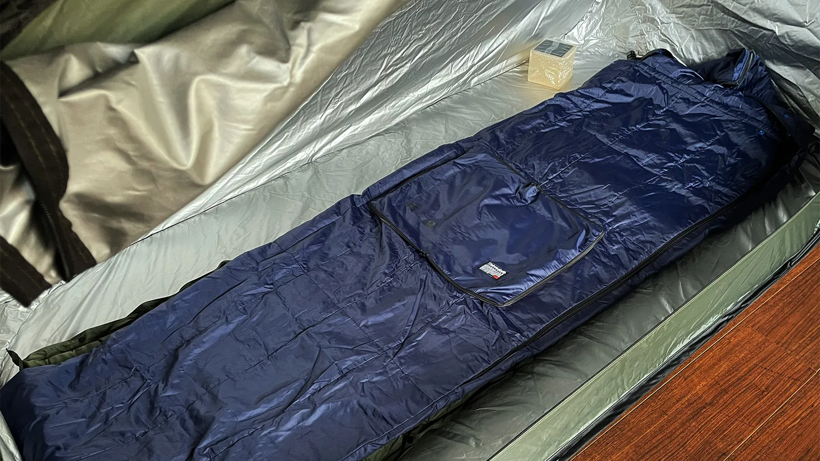 防災テントの中に設置されたマットと寝袋とキャリーザサン