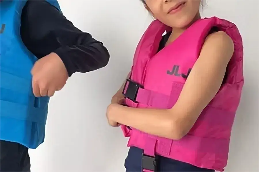 ライフジャケットの正しい着用方法 引っ掛かりや踏み付け防止のために余ったベルトを束ねて固定する