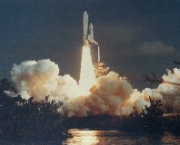 サバイバルフーズはアポロ計画から宇宙食として活用され、スペースシャトル(NASA提供画像)計画でも常に機内食として採用されています。