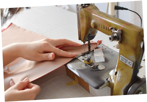 熟練した技術が求められるミシン縫い。