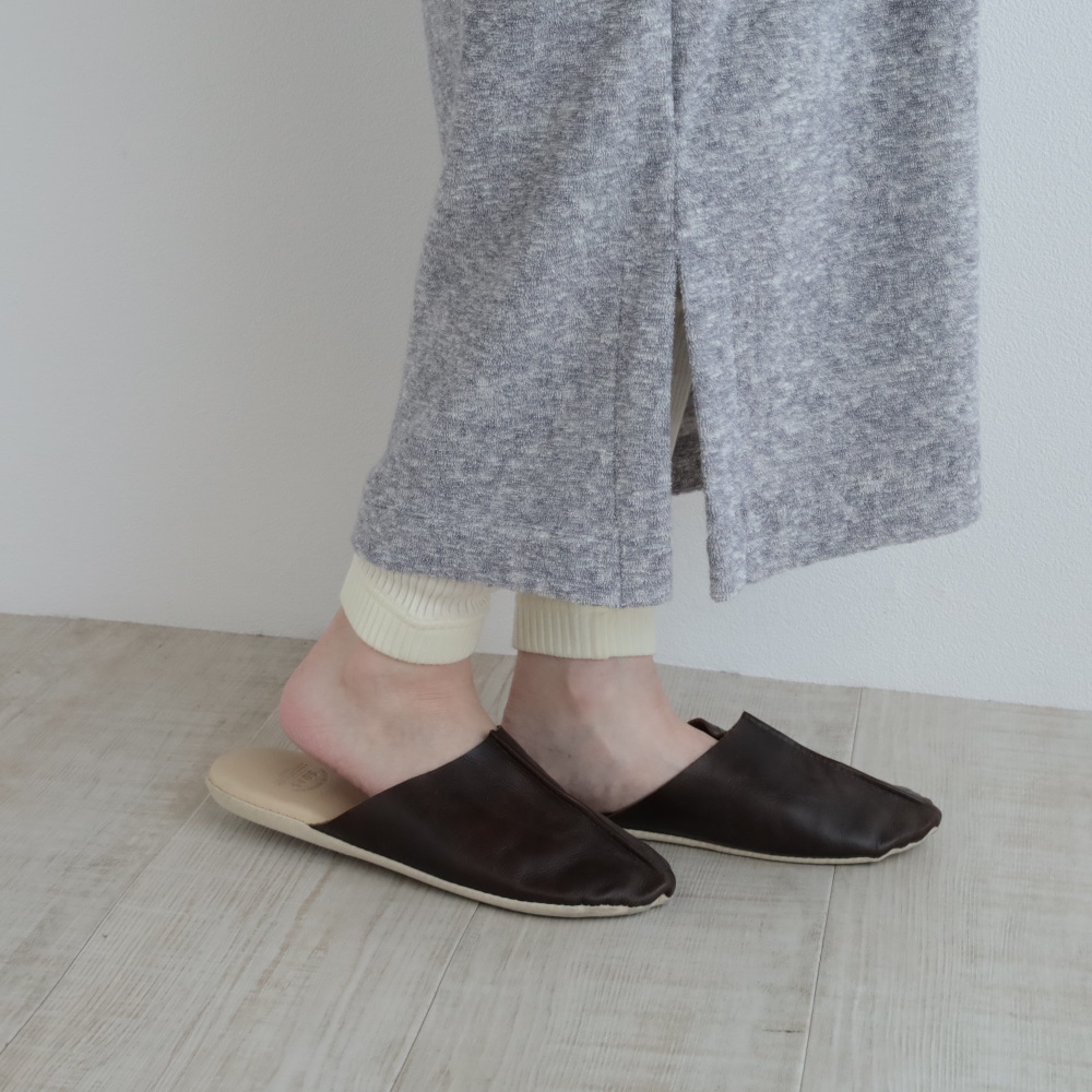 サイドには深めのスリット