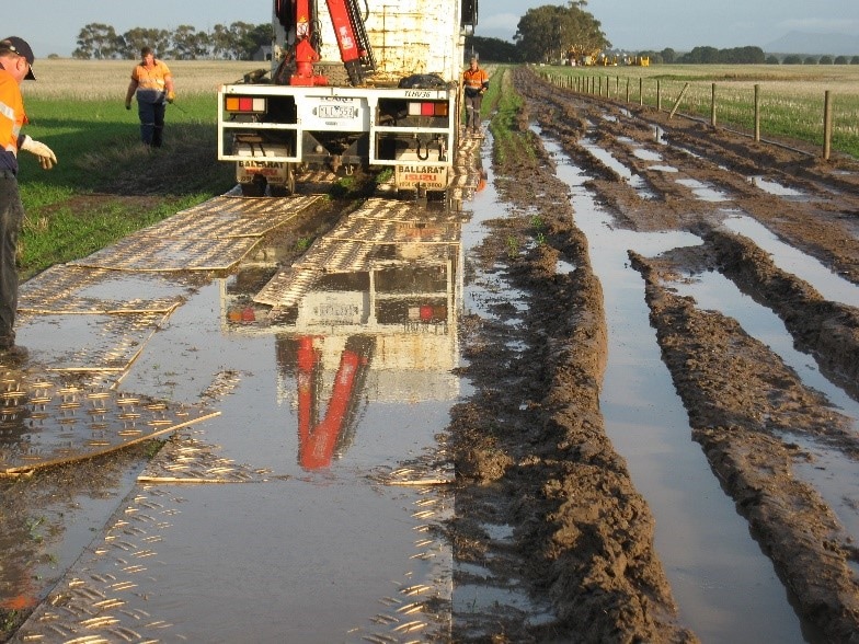 ぬかるみに強化型プラスチック敷板こうじばん