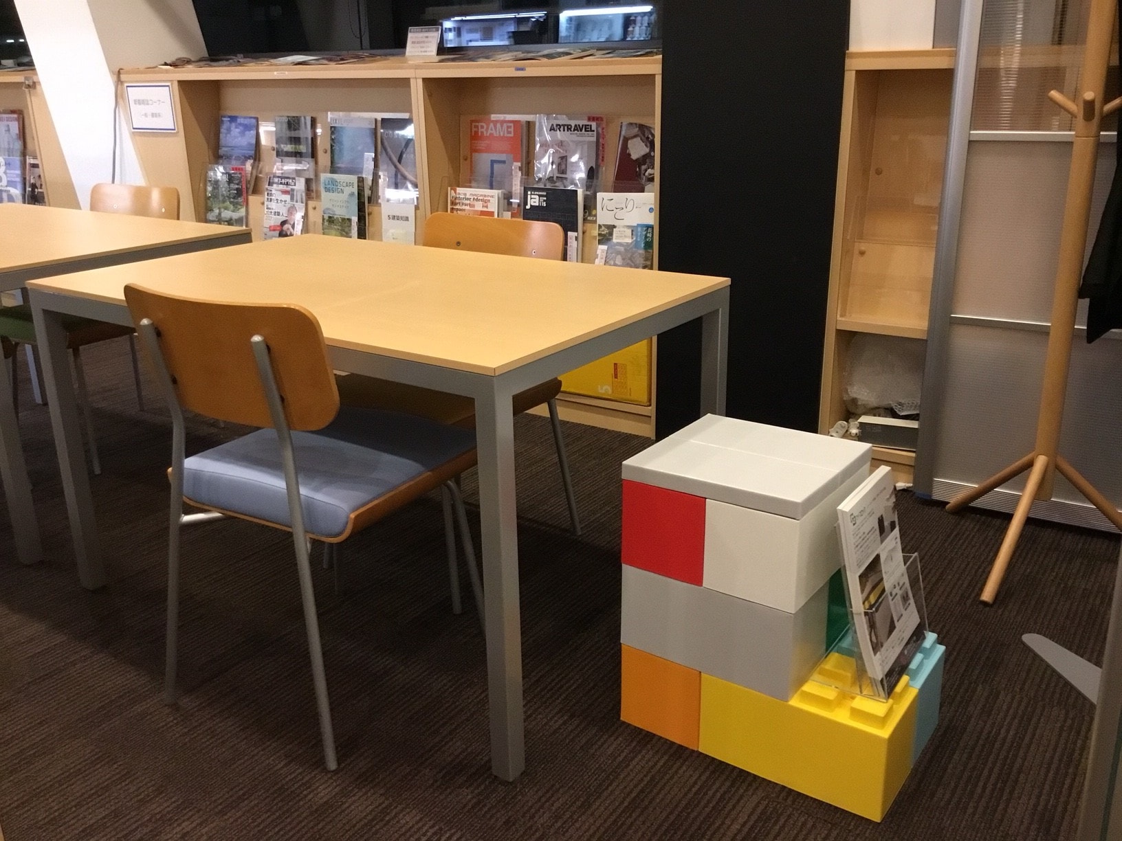 物を置く
台にも、強度があるのでスツールにもできます
