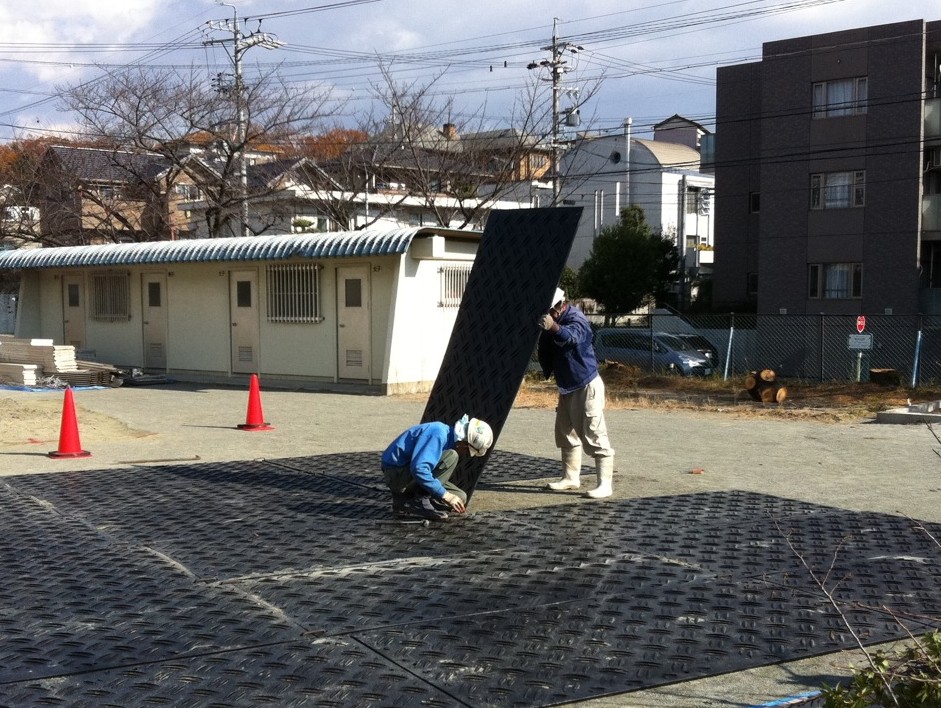 プラスチック敷板敷設の様子
