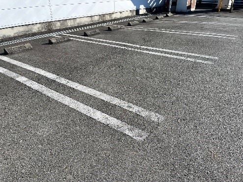 アスファルトの駐車場写真
