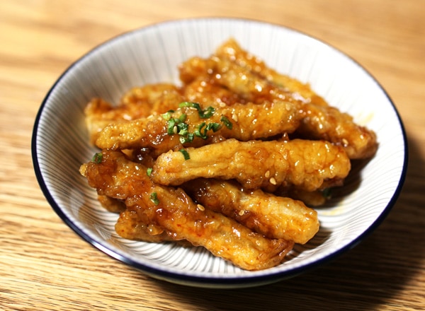八幡屋磯五郎の七味ごまを使用した甘辛揚げごぼうのぷちおやき