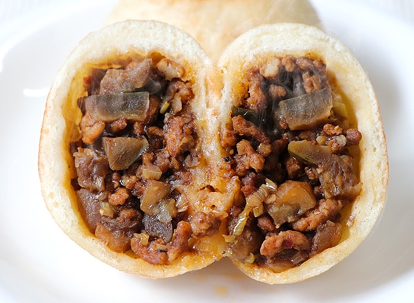 肉厚な丸なすを使った麻婆なすのぷちおやき
