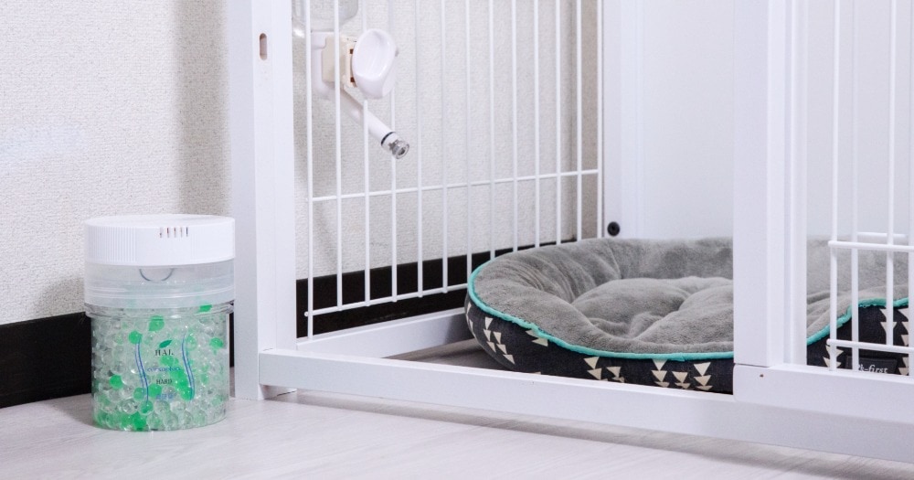 消臭ビーズHARD600gケージ横使用シーン