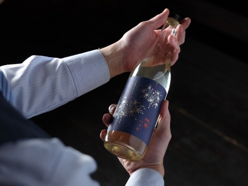 日本酒をグラスに注ぐ様子