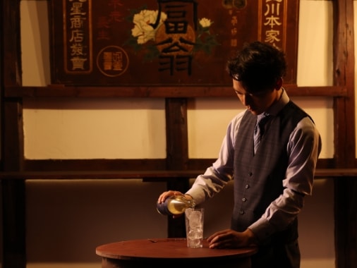 落ち着いた空間で日本酒を楽しむ様子