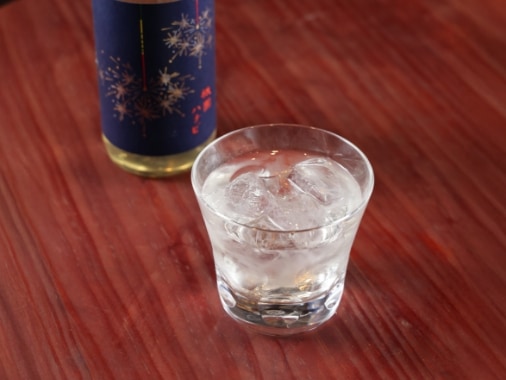 氷を入れたグラスの日本酒ハイボール