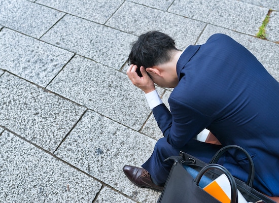 悪縁に悩む男性