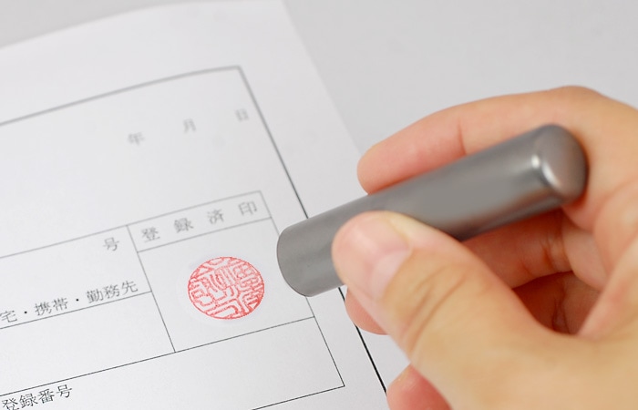 チタン印鑑の印影を、象牙の印鑑と比較