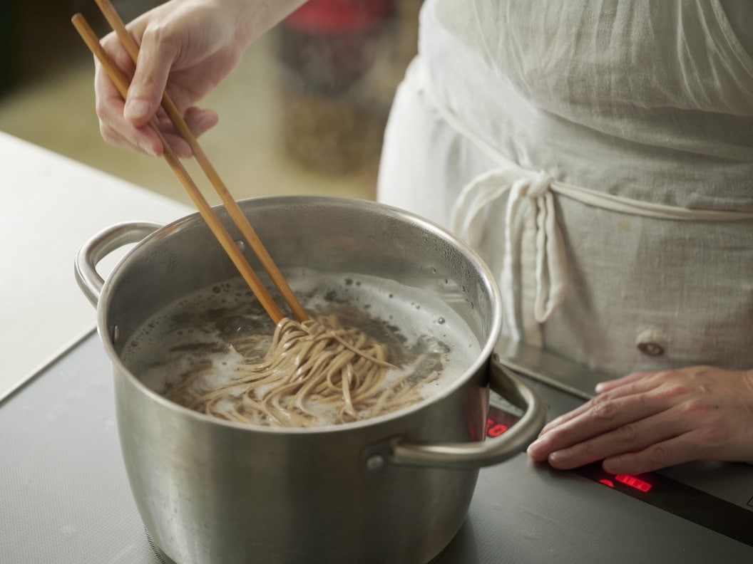 レンジで3分 出雲そば1人前飛魚つゆ付き×24P（4689-24） | ご家庭用,出雲のなまそば | 出雲そば 本田屋