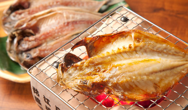 �Τɤ����򿩤٤Ƥ��륤�᡼������