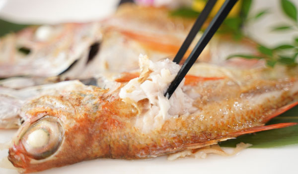 �Τɤ����򿩤٤Ƥ��륤�᡼������