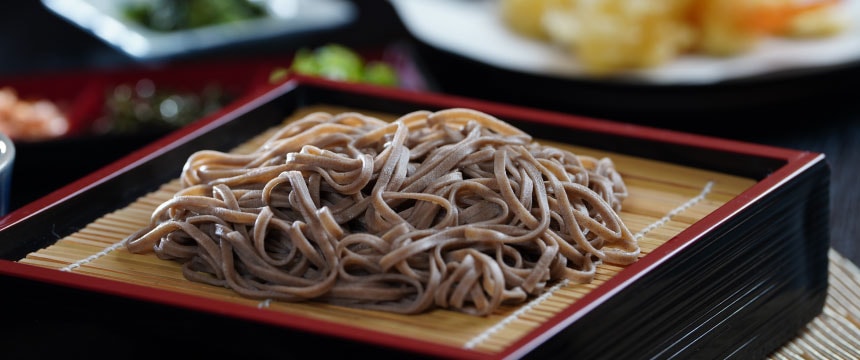 本田屋の十割そば ─ 色濃く香り高いざるそば