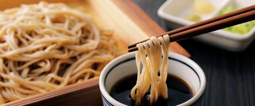 本田屋のなまそば ─ 黒くつややかな出雲そばを箸で持ち上げる