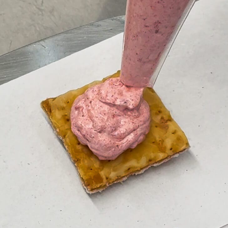 ⑥さましたパイにクリームを絞ってパイで挟みます | Coco≠Coco（ココココ）