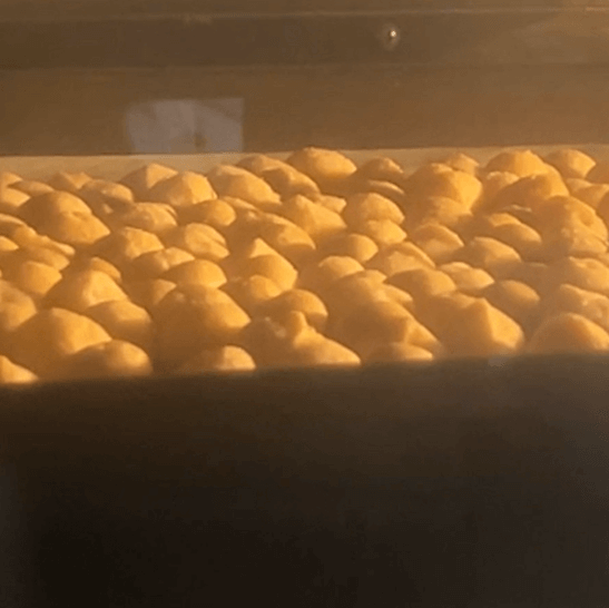 ①マカダミアナッツをオーブンでローストした後砕いてペースト状にします | Coco≠Coco（ココココ）